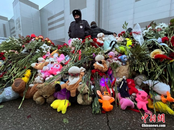 當(dāng)?shù)貢r間3月24日，俄羅斯全國哀悼日，悼念22日發(fā)生在莫斯科州克拉斯諾戈爾斯克市“克羅庫斯城”音樂廳恐怖襲擊事件中的遇難者。此次恐襲已導(dǎo)致137人遇難，150多人受傷。圖為民眾在恐襲事件現(xiàn)場附近敬獻(xiàn)的鮮花和毛絨玩具。<a target='_blank' href='/'><p  align=
