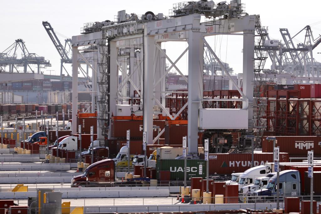 2021年10月29日拍攝的美國(guó)加利福尼亞州洛杉磯港景象。新華社發(fā)