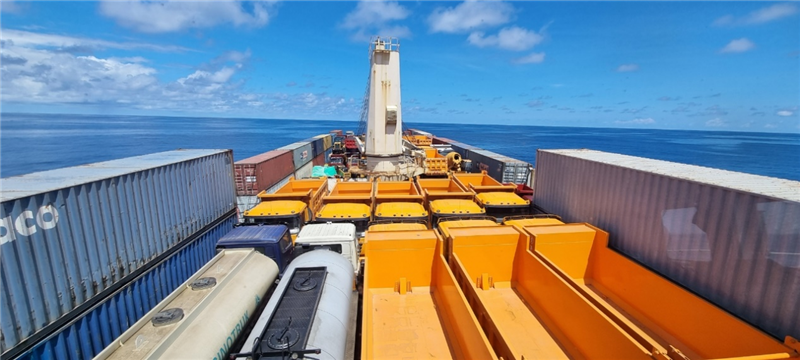 中蘇海運(yùn)直航貨輪在海上行駛。中國(guó)駐蘇里南大使館供圖