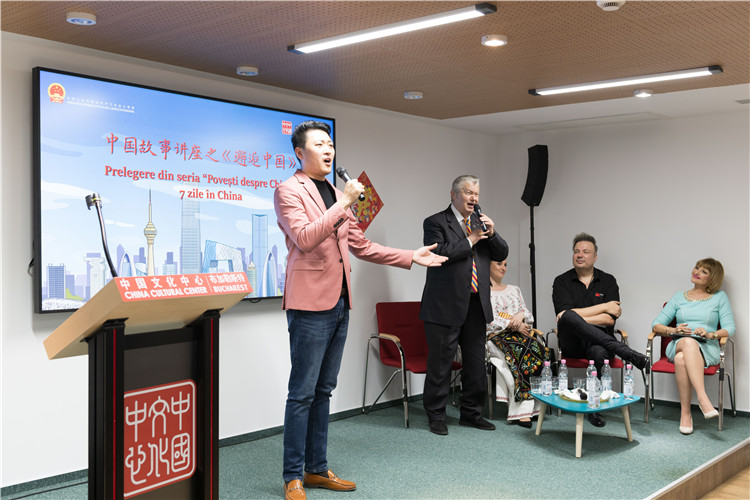 中國青年男高音歌唱家方瀧與奧爾基·圖爾達(dá)合唱羅語歌曲。布加勒斯特中國文化中心供圖。