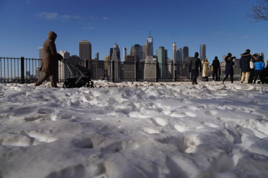 這是1月31日在美國紐約拍攝的積雪。新華社記者張鳳國攝