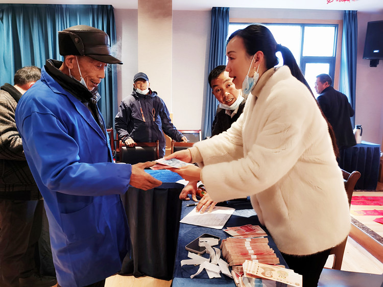 村民領(lǐng)取分紅金。朝天區(qū)融媒體中心供圖