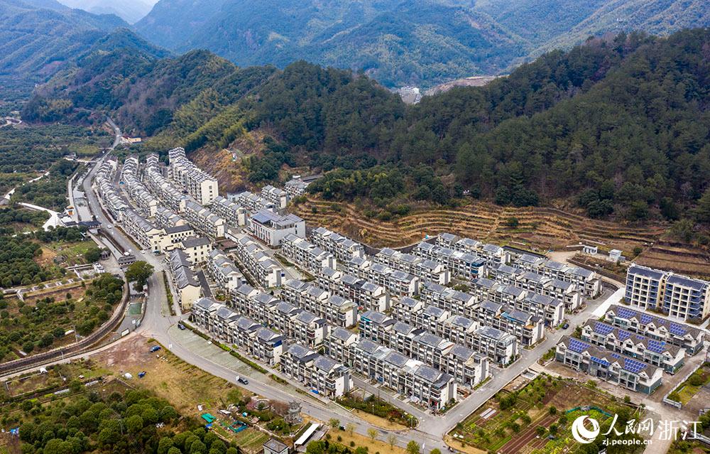 近日，航拍寧波市海曙區(qū)龍觀鄉(xiāng)李岙村屋頂光伏項(xiàng)目。人民網(wǎng) 章勇濤攝