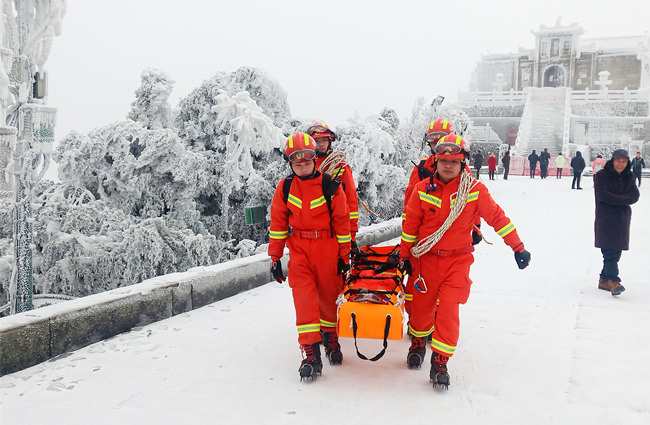 穿梭在南岳山谷間的那一抹“消防橙”。受訪者供圖