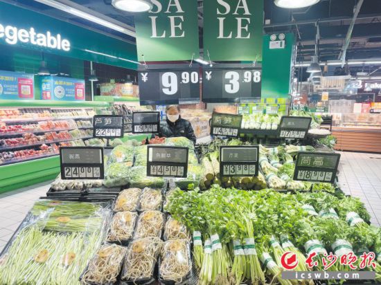 　　家樂福芙蓉廣場(chǎng)店，市民在選購(gòu)春菜。