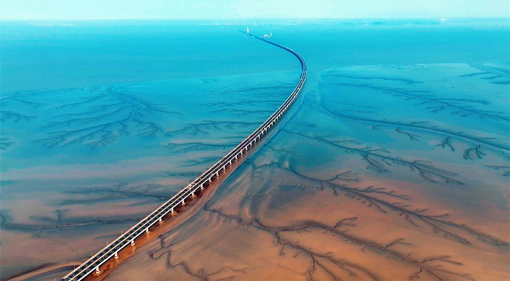 錯(cuò)落有致的溝壑與灘涂地貌有機(jī)融合，勾勒出形態(tài)各異的“灘涂丹青”。虞昌勝攝