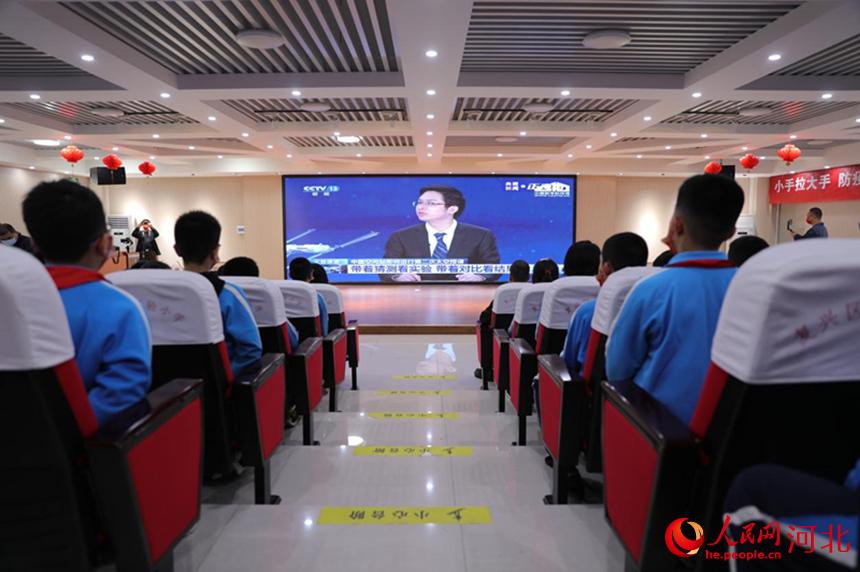 邯鄲市復(fù)興區(qū)實(shí)驗(yàn)小學(xué)學(xué)生集中收聽收看“天宮課堂”第二課。 王伸攝