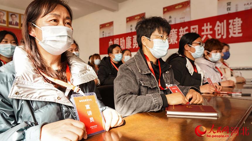 廉潔家風(fēng)宣講員持證上崗。 李揚(yáng)攝