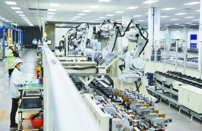 全球鋰離子電池領(lǐng)軍企業(yè)欣旺達動力電池生產(chǎn)車間。 南京日報/紫金山新聞記者 崔曉 攝