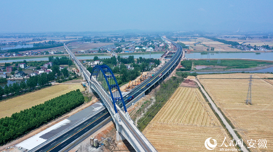 工作人員正在加速推進(jìn)牛屯河特大橋項(xiàng)目。人民網(wǎng) 王銳攝。