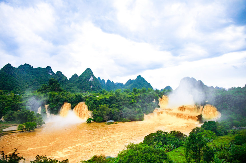 中越德天跨國瀑布水量暴漲成“黃金瀑布”。楊虎旺攝