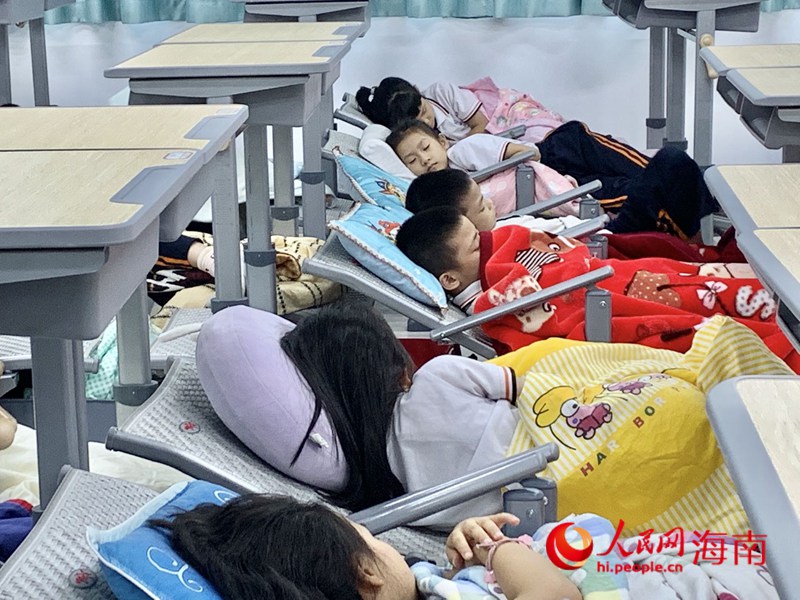 ?？诘诙W(xué)學(xué)生在新式課桌椅上午休。人民網(wǎng) 李浩蓉攝