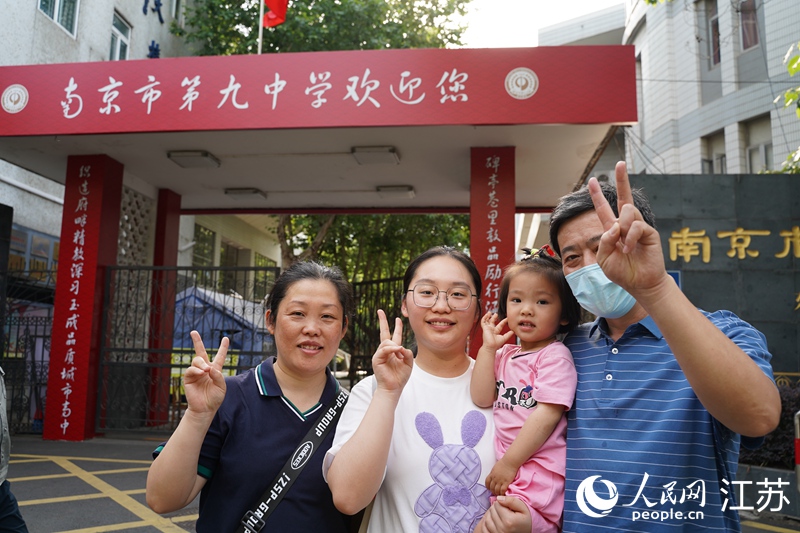 一家人在考點(diǎn)前合影留念。周夢(mèng)嬌攝