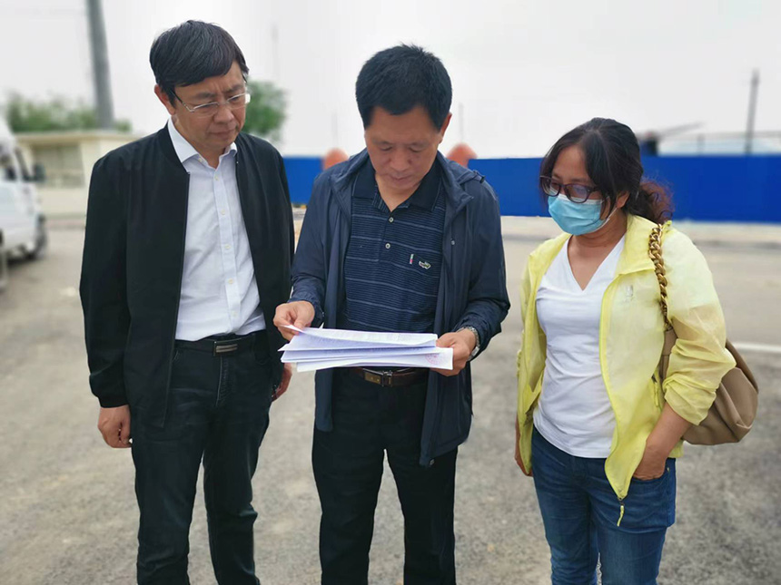 國情調查核查組專家對司家營鐵礦生產(chǎn)臺賬等進行檢查。袁海波攝