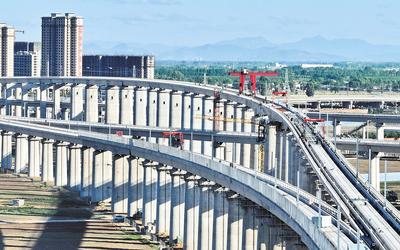 6月7日，工人在唐山市高新技術開發(fā)區(qū)境內的京唐城際鐵路建設工地施工（無人機照片）。 新華社記者 楊世堯攝