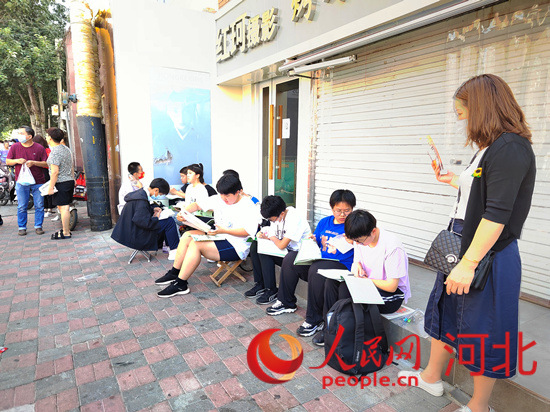 臨進考場，考生抓緊時間再復習一下。人民網 祝龍超攝