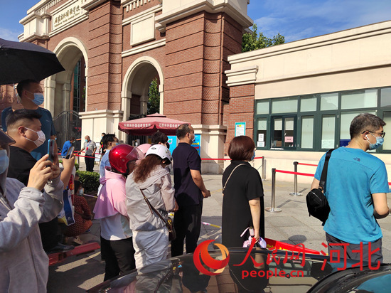 石家莊外國語學?？键c外送考的家長。人民網 祝龍超攝