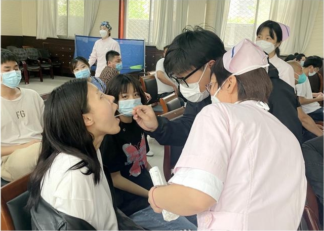 醫(yī)院對志愿者進行線下培訓。李艷紅攝