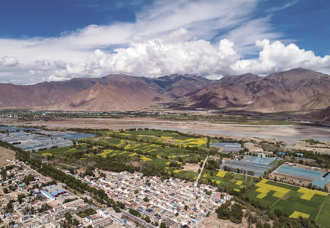 江蘇投入援藏資金支持拉薩開展村莊環(huán)境整治、人畜飲水安全等基礎(chǔ)設(shè)施和公共服務(wù)項(xiàng)目建設(shè)，打造“美麗鄉(xiāng)村·幸福家園”。 本報記者 萬程鵬 攝