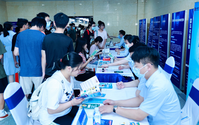 大學(xué)生現(xiàn)場咨詢創(chuàng)業(yè)政策。長沙市人社局供圖