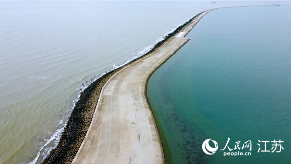 迷人的雙色海。人民網(wǎng)記者 王繼亮攝