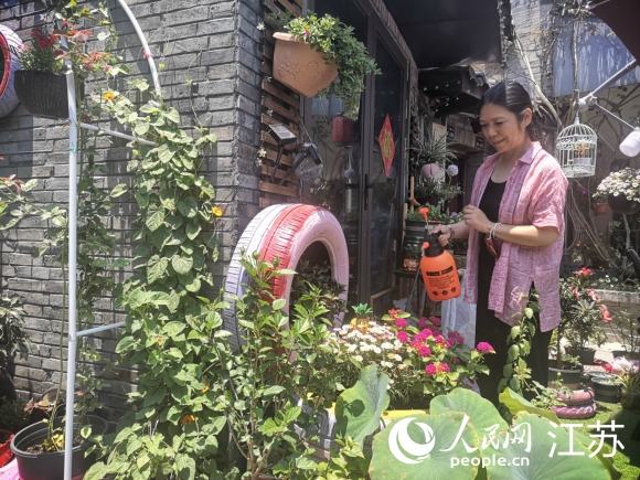 原在上海工作的袁荔退休后重回?fù)P州古城生活。 人民網(wǎng) 張玉峰攝