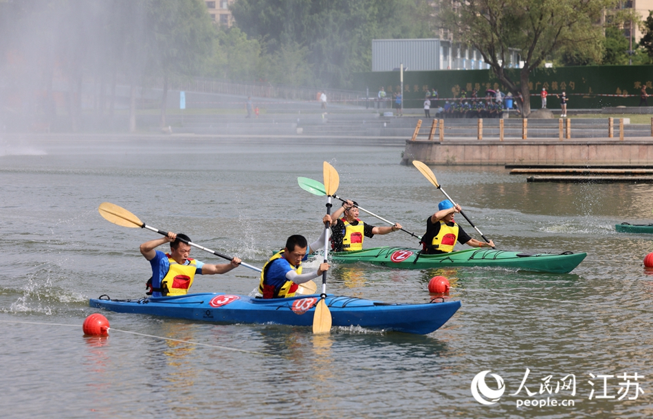 夏日清晨，一艘艘色彩鮮艷的賽艇和槳板在伯瀆河畔穿梭。朱剛群攝