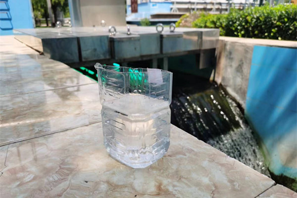 在邯鄲市雞澤縣藍(lán)天污水處理廠，污水經(jīng)過處理后清澈透明。鄭佳欣攝