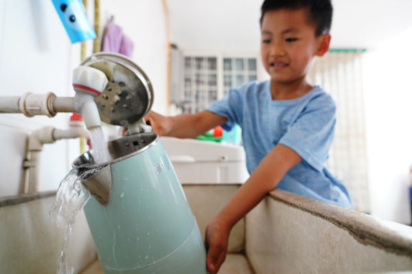 在峰峰礦區(qū)彭城鎮(zhèn)羊角鋪村村民家中，清澈甘甜的飲用水從水管中流出。峰峰礦區(qū)區(qū)委宣傳部供圖