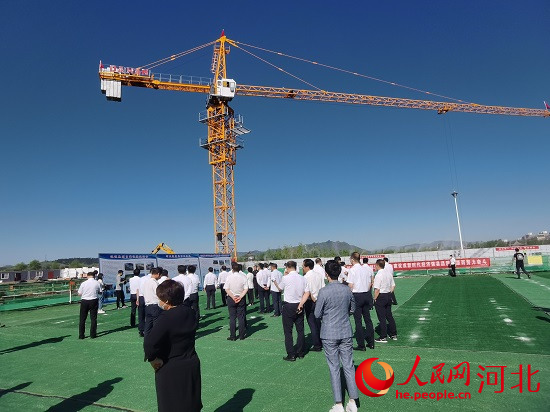 觀摩團走進塔吊林立的項目現場。人民網張繼航攝