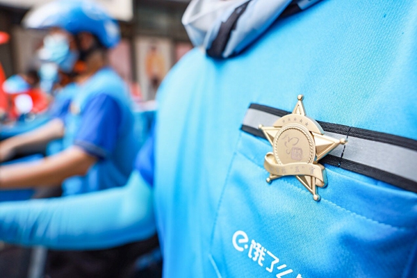 外賣(mài)員佩戴城市檢“茬”官徽章。盛義攝