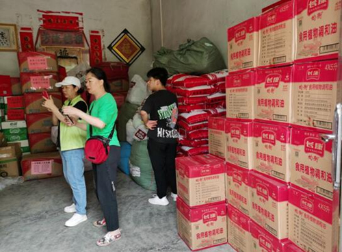 湖南省永州市江華瑤族自治縣越野e族江華中隊17輛越野車，滿載著永州市星望混凝土有限公司捐贈的7萬元物資送達江華瑤族自治縣蔚竹口鄉(xiāng)磨刀村。受訪單位供圖
