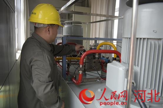 黃壁莊水庫(kù)事務(wù)中心工作人員在檢查溢洪道表口工作閘門(mén)啟臂機(jī)。人民網(wǎng)祝龍超攝