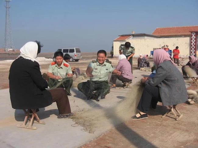 宋萬(wàn)民幫助漁民修補(bǔ)漁網(wǎng)。 濱州市公安局海岸警察支隊(duì)岔尖派出所供圖