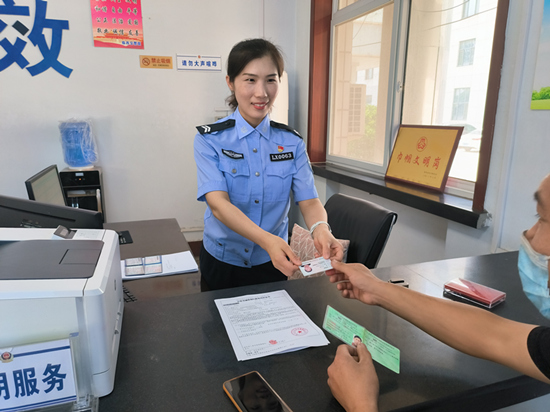 張靜正在為群眾辦理業(yè)務。 趙凱攝