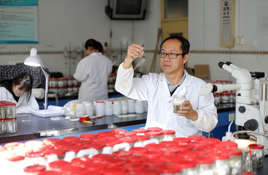 武大勇在實驗室開展檢驗工作。 受訪者供圖