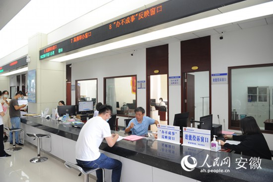 市民向“辦不成事”反映窗口工作人員咨詢。人民網(wǎng) 胡雨松攝