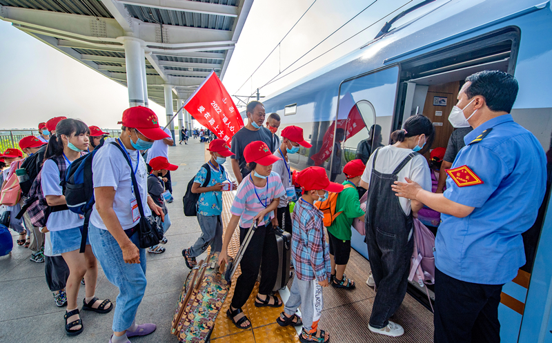 乘高鐵出發(fā)。