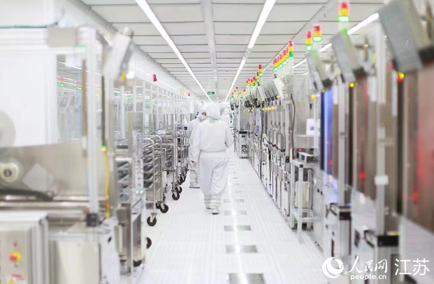 在希捷國際科技（無錫）有限公司生產(chǎn)車間，技術(shù)人員正在巡查作業(yè)。新吳區(qū)委宣傳部供圖