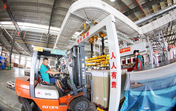 沭陽(yáng)縣一公司車間內(nèi)一派緊張有序的繁忙景象。沭陽(yáng)縣委宣傳部供圖