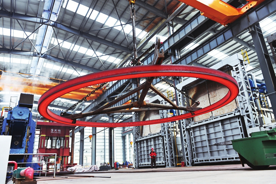 定襄縣作為太忻一體化經(jīng)濟區(qū)建設的12個先行啟動區(qū)之一，借助發(fā)展機遇，全力延長產(chǎn)業(yè)鏈條、補齊產(chǎn)業(yè)短板、培育優(yōu)質(zhì)市場主體、拓寬應用領域，進軍高精尖應用行業(yè)。 記者孫榮祥攝