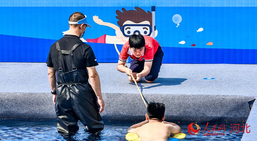 活動(dòng)現(xiàn)場(chǎng)模擬演練。 人民網(wǎng) 周博攝