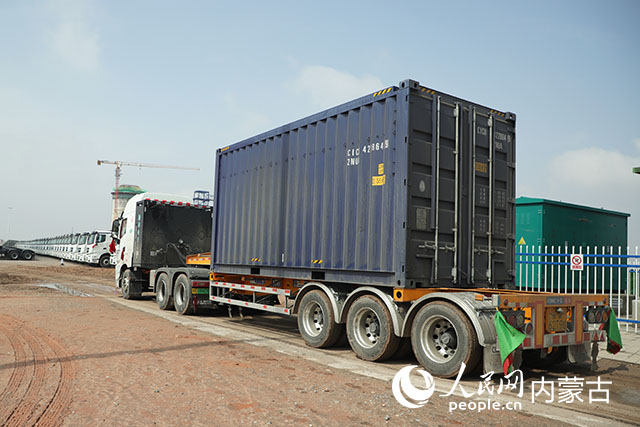 新能源重卡采用集裝箱運(yùn)輸。人民網(wǎng)記者 趙夢(mèng)月攝