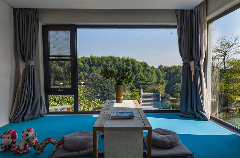 位于四頂山腳下的四頂山居，推窗見(jiàn)景，望山親水。吳芳攝