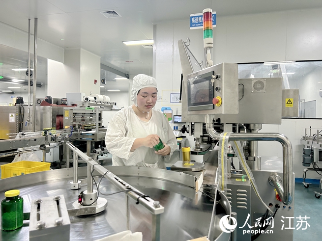 工作人員在操作檢測儀器。人民網(wǎng) 王丹丹攝