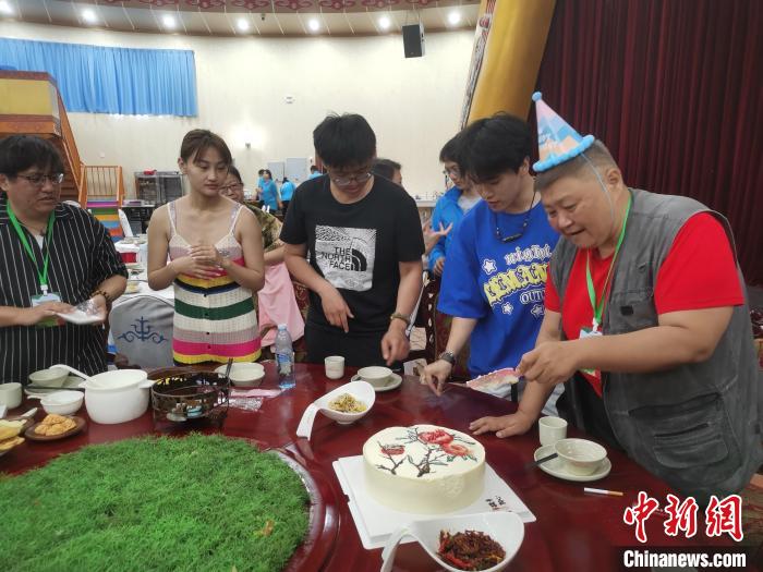 圖為內(nèi)蒙古臺(tái)辦為臺(tái)胞過生日?！±類燮?攝