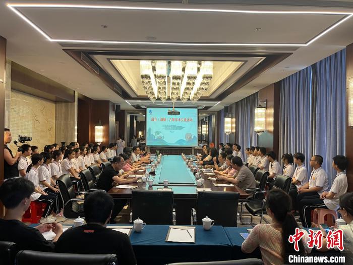 閩臺(tái)古琴技藝培訓(xùn)交流活動(dòng)同步舉行?！∪~國寶 攝