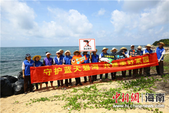 環(huán)保志愿者呼吁停止隨地扔垃圾、破壞環(huán)境等不文明行為。