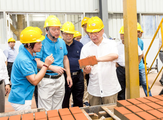 2019年6月21日下午，省長沈曉明在三亞建筑廢棄物綜合利用廠，查看用建筑廢棄物綜合處理后制成的再生水泥磚。海南日報記者 宋國強 攝