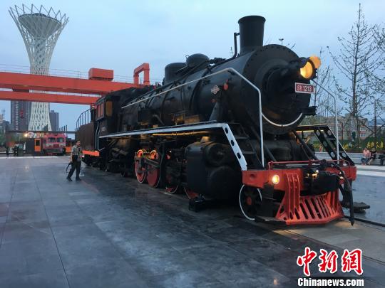公園內(nèi)保留布置了蒸汽時代火車頭?！「呒t超 攝